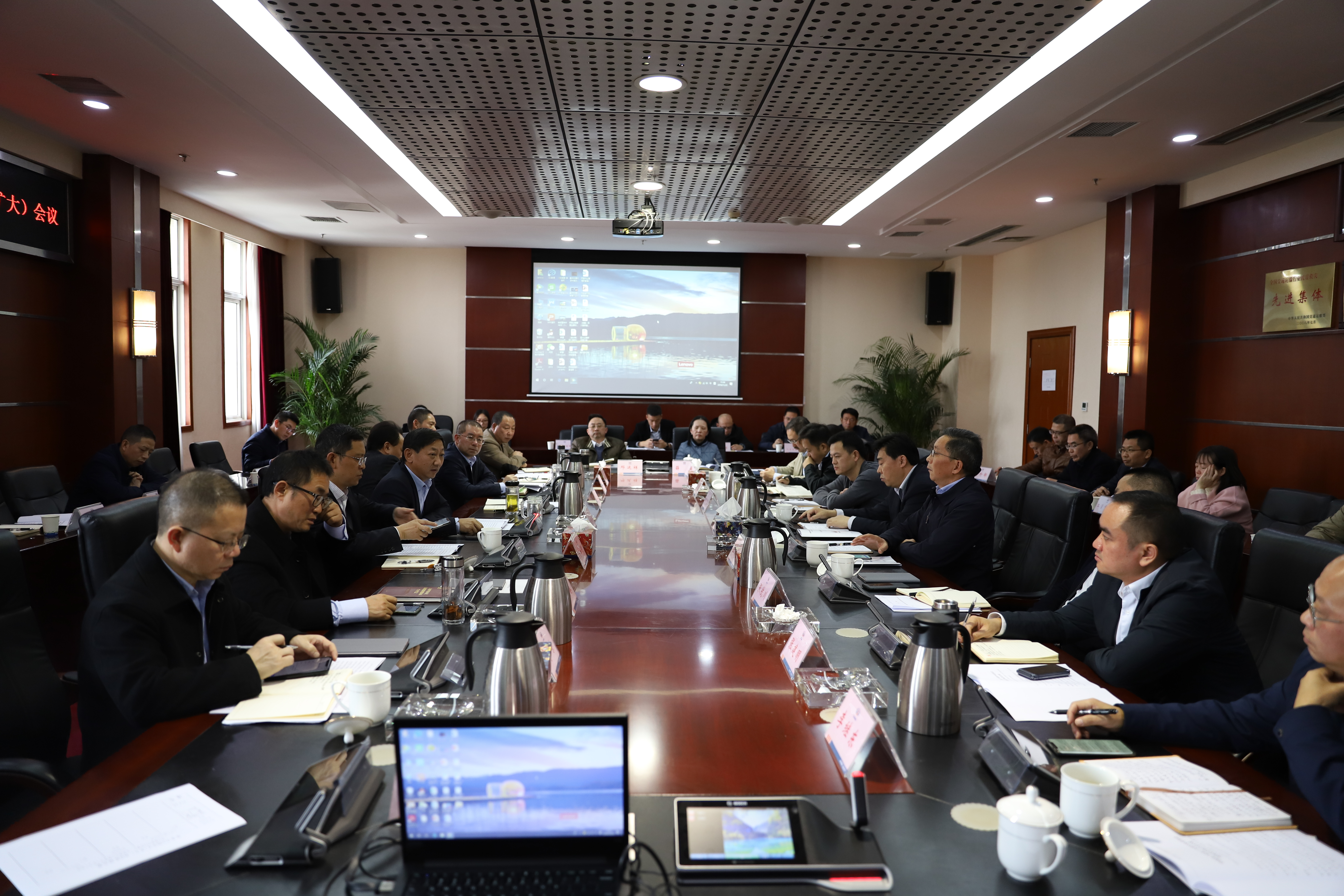 四川路桥党委召开第十三次党委中心组 学习（扩大）会
