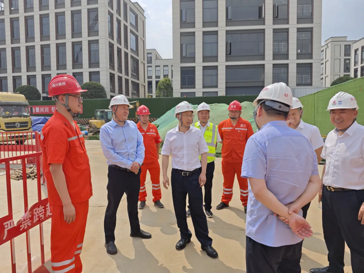 路桥集团党委副书记、副董事长、总经理刘小波一行赴四川路桥技术研发、试验检测中心项目调研工作