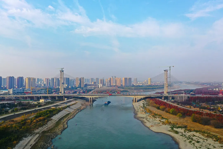 奋战四季度㉓ | 川桥飞越汉江水，畅通南北大动脉 ——京港澳高速公路湖北段扩容改造项目汉江特大桥顺利合龙